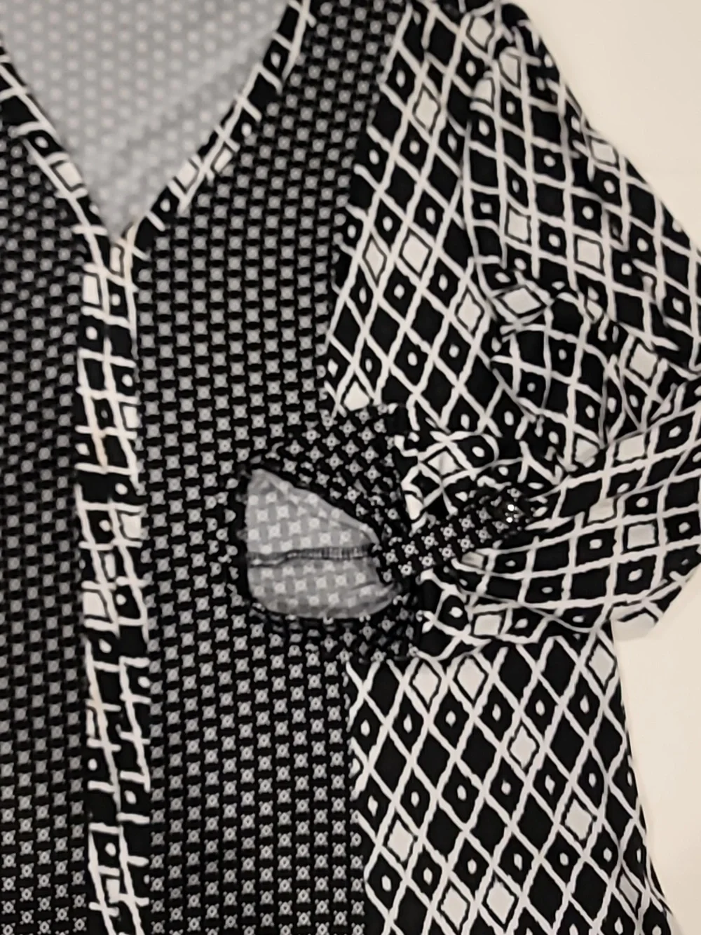 Notations Black and White V-Neck Blouse Large - Picture 3 of 10